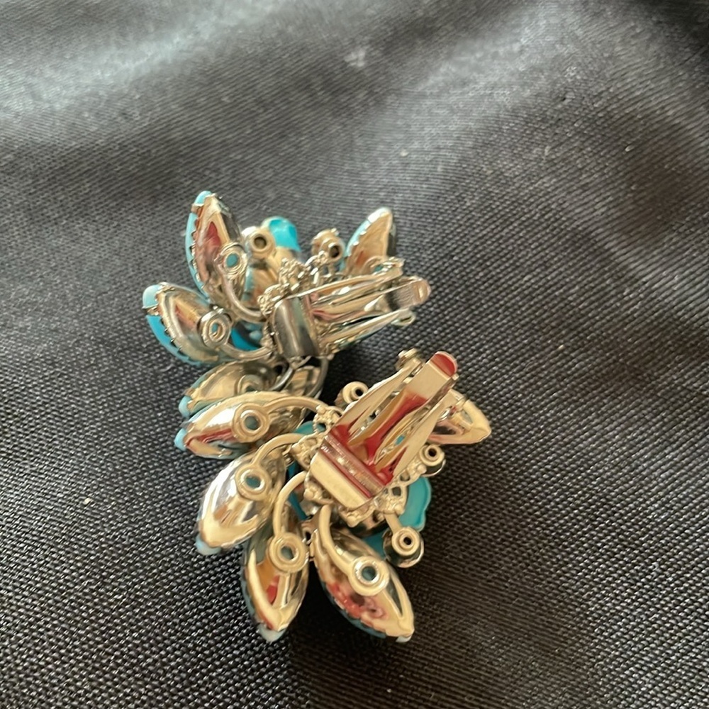 Vintage earrings and brooch set - Picture 2 of 3